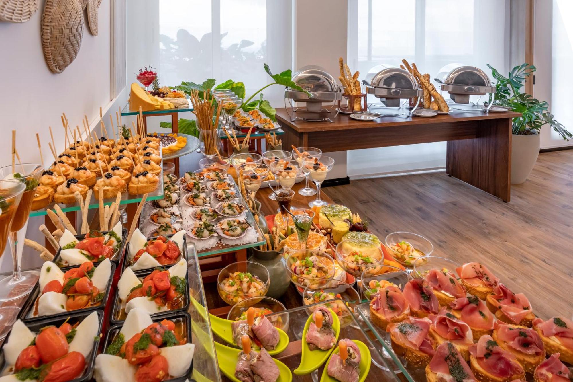 Serhs Natal Grand Hotel & Resort Zewnętrze zdjęcie A buffet of tapas